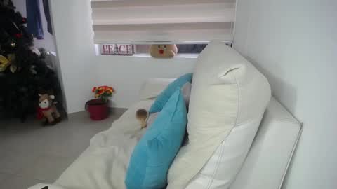 Camila online show from December 22, 2025, 11:40 am