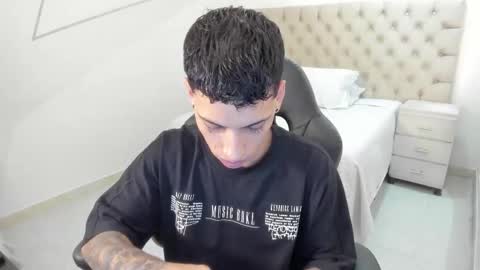 jhoanleandro online show from September 23, 2025, 5:32 am