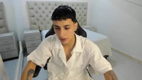 jhoanleandro online show from December 2, 2025, 4:29 am