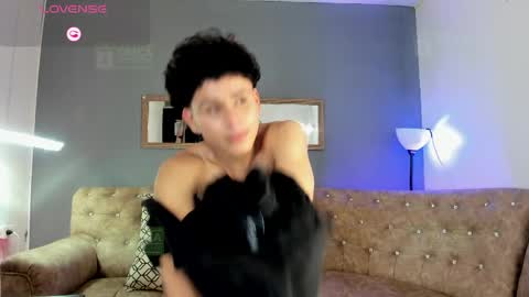 JHONNATHAN online show from April 6, 2026, 7:48 pm