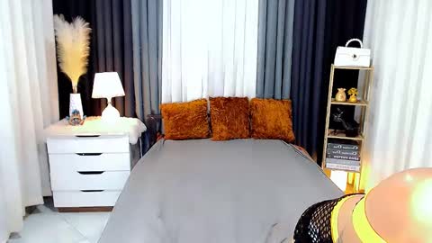 jhuliana_and_charles_room online show from February 21, 2025, 3:23 am