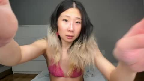 Jiwoo online show from March 21, 2026, 11:52 pm