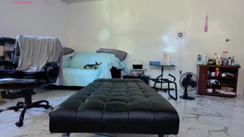 Nicole  Allen online show from September 19, 2025, 7:47 pm