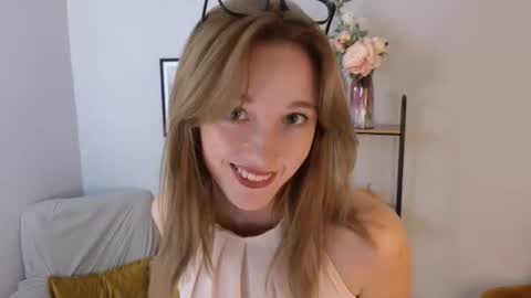 Snapshot of joan_huff chatting on October 9, 2025, 9:07 am Mia online show from October 9, 2025, 9:07 am