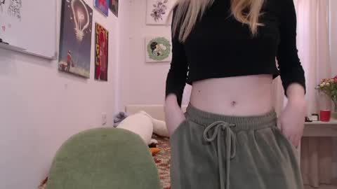 joan_kiss online show from April 15, 2026, 11:39 am