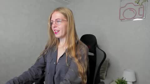 joann_shermann online show from September 18, 2025, 12:45 am