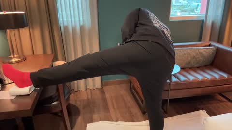 J online show from December 6, 2024, 10:30 pm