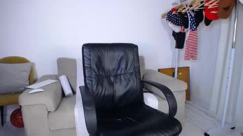 josezaens_ online show from November 5, 2025, 9:59 pm