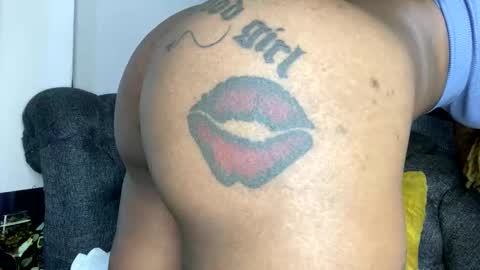 Butterflyass online show from November 17, 2025, 2:17 am