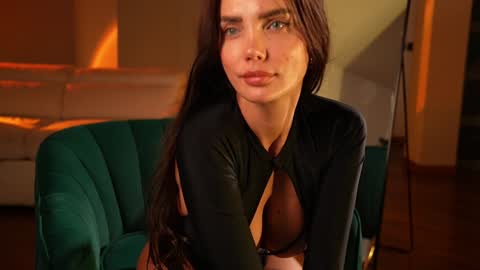 Jennifer Diaz online show from January 5, 2025, 10:50 pm