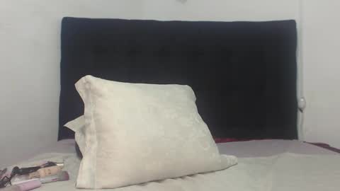 Snapshot of juan_and_luciana chatting on February 5, 2026, 12:10 pm online show from February 5, 2026, 12:10 pm