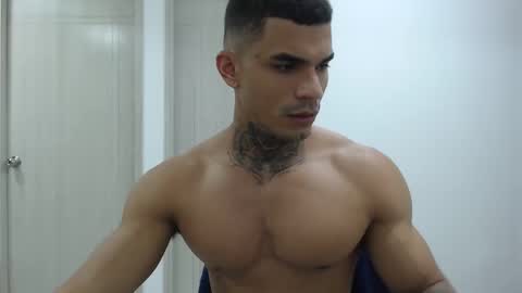 juan_gomez_1 online show from January 4, 2025, 10:13 pm