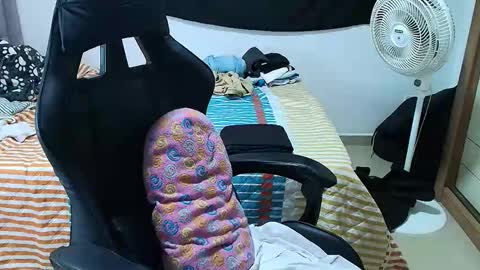 juan_gomez_1 online show from October 1, 2025, 1:22 am