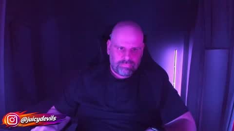 JuicyLounge online show from April 5, 2026, 4:37 pm