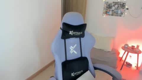 juli_santos_22 online show from November 27, 2025, 2:24 am