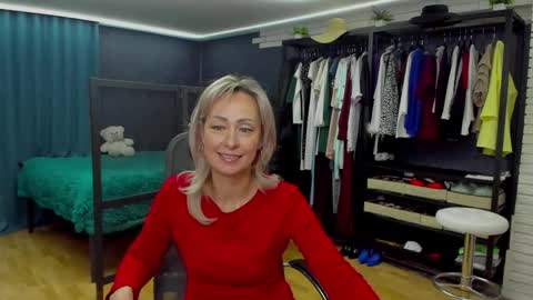 julia__cherry_ online show from November 14, 2025, 1:54 pm