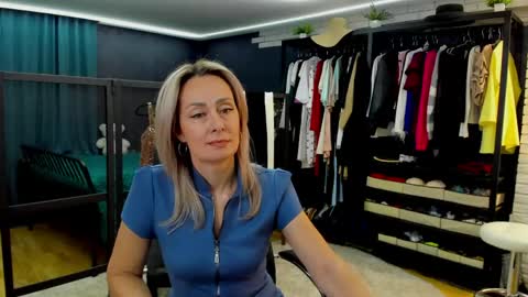 julia__cherry_ online show from May 1, 2026, 3:49 pm