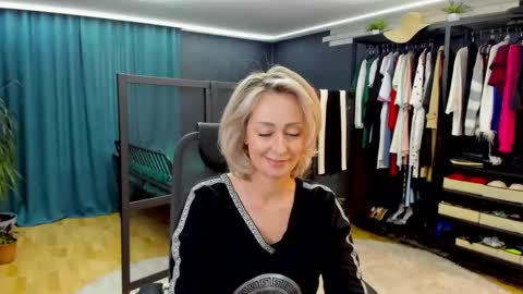 julia__cherry_ online show from May 14, 2026, 2:02 pm