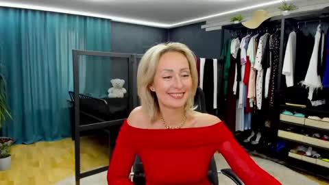 julia__cherry_ online show from May 31, 2026, 1:18 pm