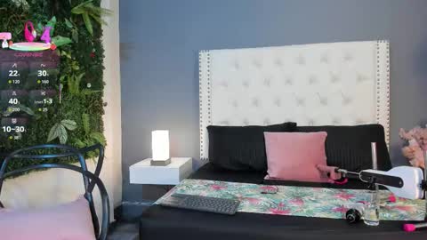 Snapshot of julia_martinezz_ chatting on November 28, 2025, 11:35 am J U L IA M A R T I N E Z online show from November 28, 2025, 11:35 am