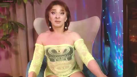 Julia online show from October 3, 2025, 6:27 pm