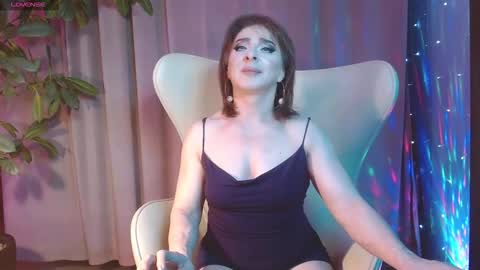 Julia online show from November 7, 2025, 9:15 pm