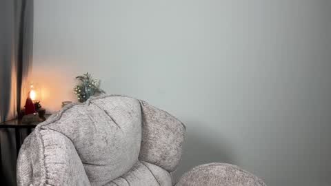 Julia R Le online show from December 23, 2024, 6:16 pm