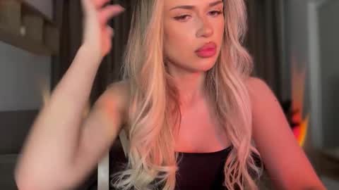 Julia R Le online show from November 17, 2025, 11:10 pm