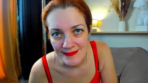 julia_suny online show from June 5, 2026, 6:52 am