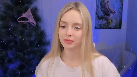 Julia online show from December 19, 2025, 2:46 pm