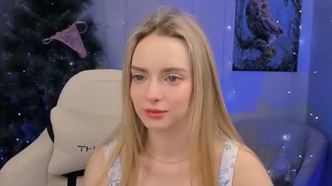 Julia online show from December 22, 2025, 2:14 pm