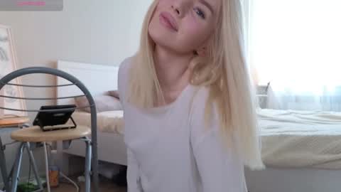 Snapshot of juliacontrol chatting on December 8, 2024, 6:11 am Molly online show from December 8, 2024, 6:11 am