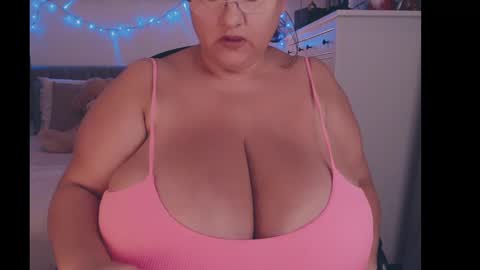 julialiones online show from December 6, 2024, 8:07 pm