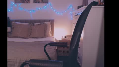 julialiones online show from January 28, 2025, 7:00 pm