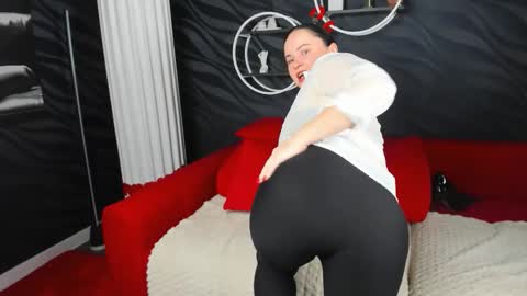 juliamillss online show from September 18, 2025, 12:23 am