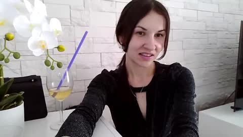 Julia online show from June 8, 2026, 2:39 pm