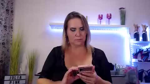 Julia online show from April 9, 2026, 9:42 pm