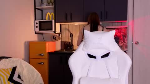 julidropp online show from December 3, 2025, 6:06 pm