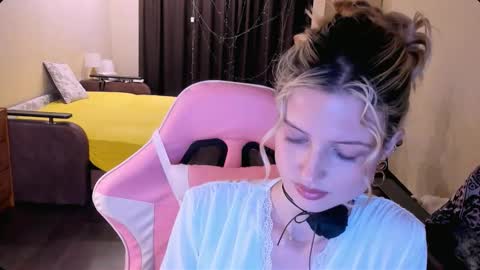 Julie online show from November 14, 2025, 7:45 pm