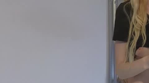 Julia online show from October 28, 2025, 1:31 am