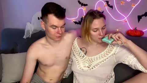 Julie and Thomas online show from October 31, 2025, 8:04 am