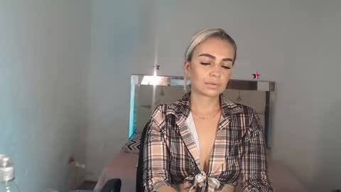 julieta__fox_ online show from February 23, 2025, 2:18 am