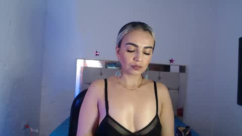 julieta__fox_ online show from February 24, 2025, 2:51 am