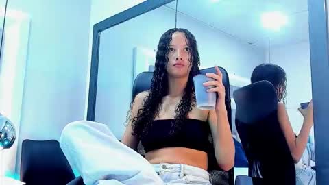 Hi guys It is a pleasure to have you here I am Julieta  online show from September 24, 2025, 12:08 pm