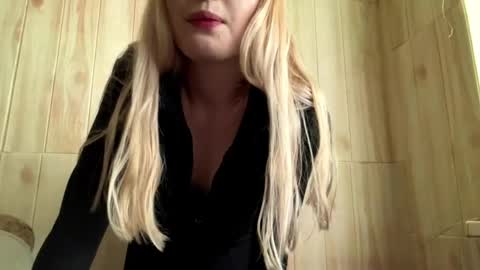 Snapshot of juligwartney chatting on June 9, 2026, 2:28 pm Malin online show from June 9, 2026, 2:28 pm