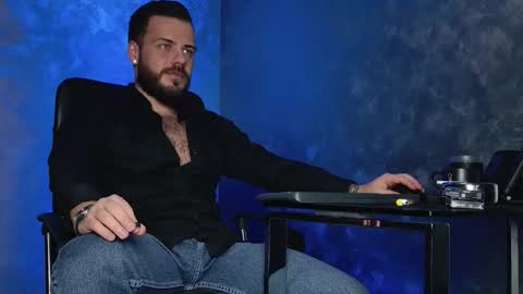 JULiUS   online show from December 17, 2025, 8:59 pm