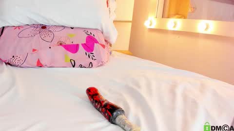  Juliana  online show from November 19, 2025, 9:15 pm