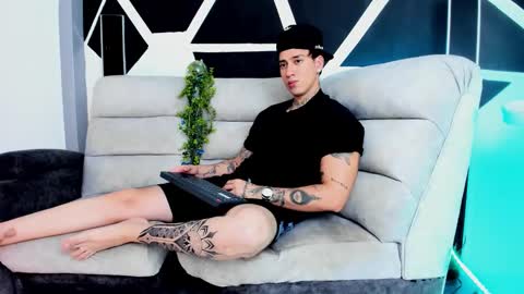 justinfuller_31 online show from September 30, 2025, 11:32 pm