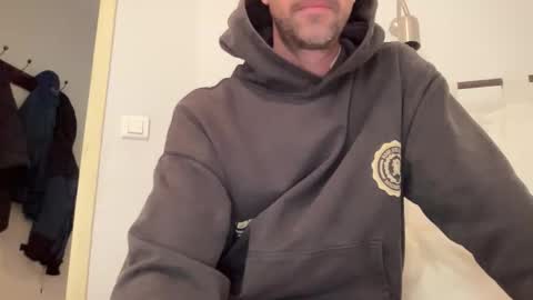 justmeandyou00 online show from November 11, 2025, 10:37 am