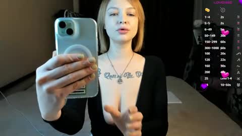 karolineneuer online show from April 7, 2026, 4:51 pm